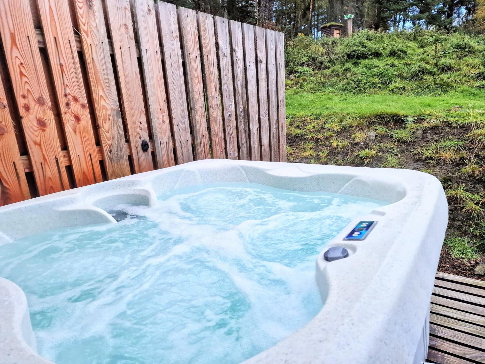 Kaoglen Apollo-hot Tub-cairngorms-pet Friendly Lodge Balnald